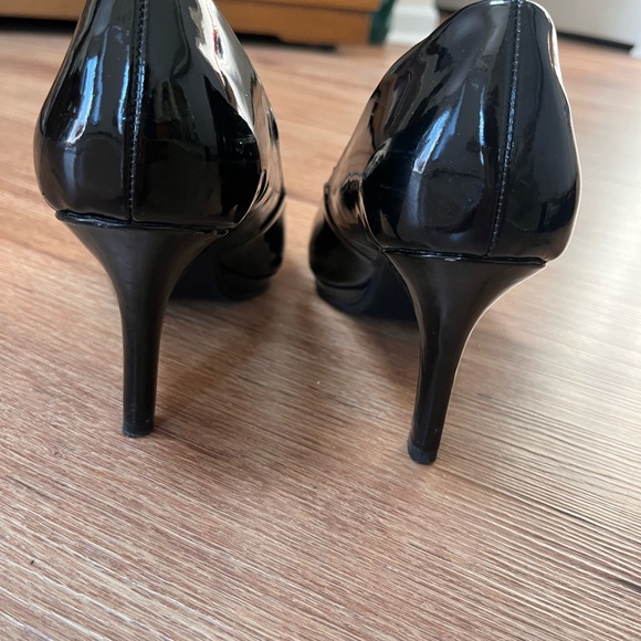 Bandolino faux patent leather peeptoe pumps, size 8 - Picture 2 of 6